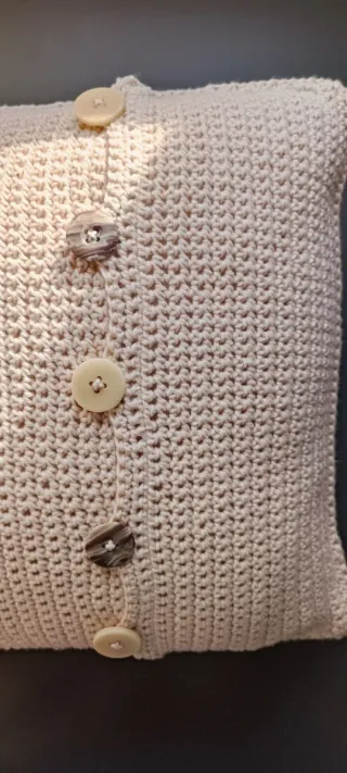 Cojín tejido a mano con pompones