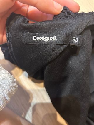 Vestido negro encaje bordado flores