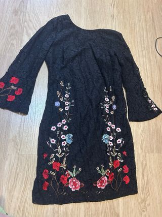 Vestido negro encaje bordado flores