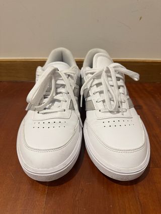 Sapatilhas Adidas Brancas e Prateadas Tam 42