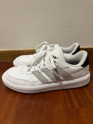 Sapatilhas Adidas Brancas e Prateadas Tam 42