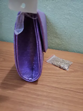 Bolso de fiesta lila con cadena dorada