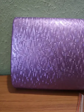 Bolso de fiesta lila con cadena dorada