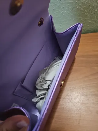 Bolso de fiesta lila con cadena dorada