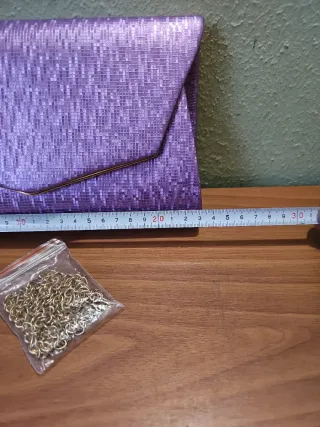 Bolso de fiesta lila con cadena dorada