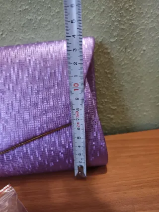 Bolso de fiesta lila con cadena dorada