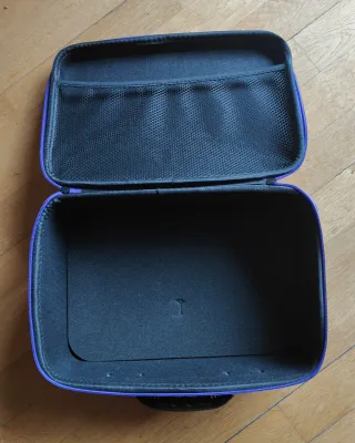 Estuche con espuma para cámaras de foto.