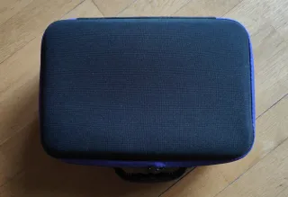 Estuche con espuma para cámaras de foto.