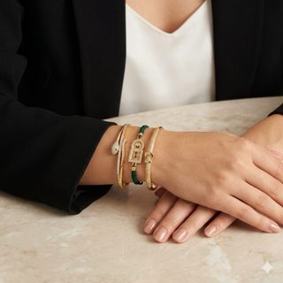 Pulsera elegante con diseño de serpiente y candado