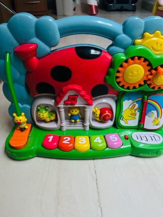 Juguete musical infantil con figuras