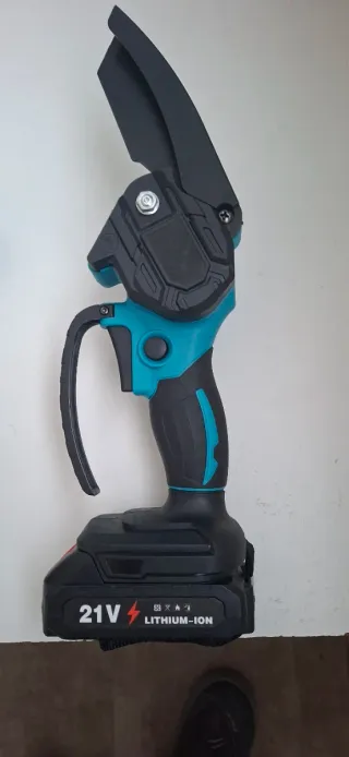 Mini sierra eléctrica 21V con accesorios