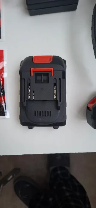 Mini sierra eléctrica 21V con accesorios