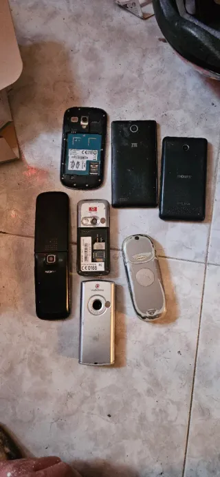 Lote 7 telefoni cellulari Nokia, Samsung, Sony