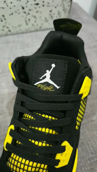Sapatilhas Jordan Retro 4 Preto e Amarelo