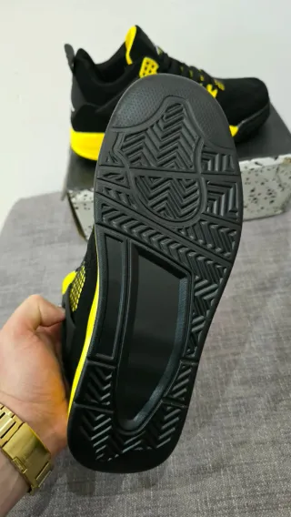 Sapatilhas Jordan Retro 4 Preto e Amarelo