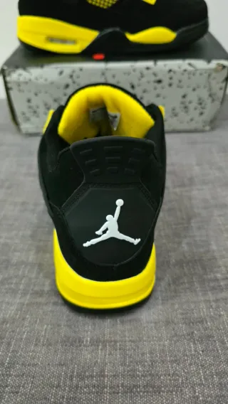 Sapatilhas Jordan Retro 4 Preto e Amarelo