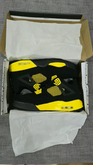 Sapatilhas Jordan Retro 4 Preto e Amarelo
