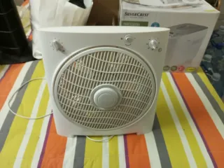 Ventilador blanco de sobremesa