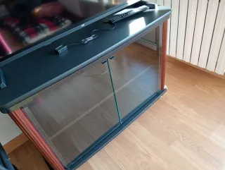 Mueble mesa televisión con ruedas y giratoria.