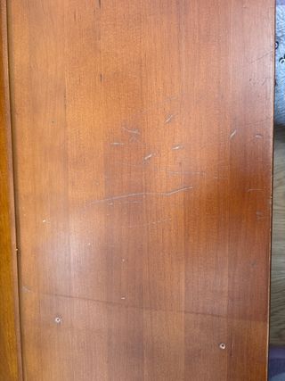 Mueble de madera cerezo y cristal