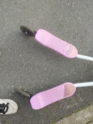 Patinete 3 ruedas rosa y blanco de Juguettos