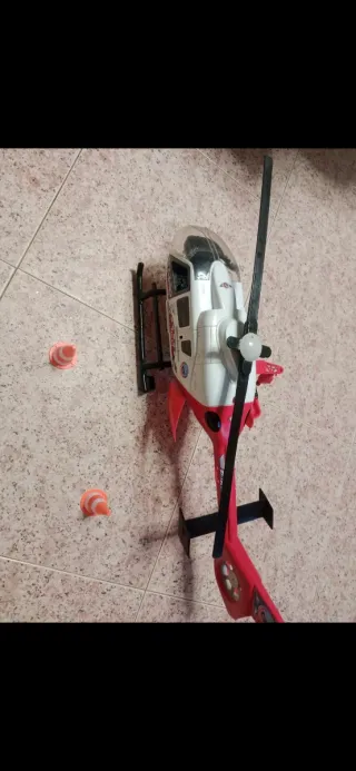 Helicóptero de juguete rojo y blanco
