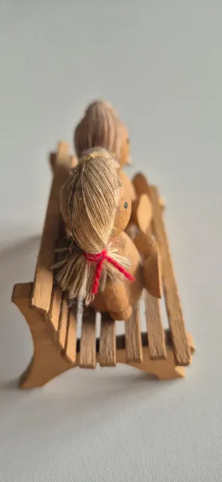 Soprammobile legno: 2 bambine su panchina