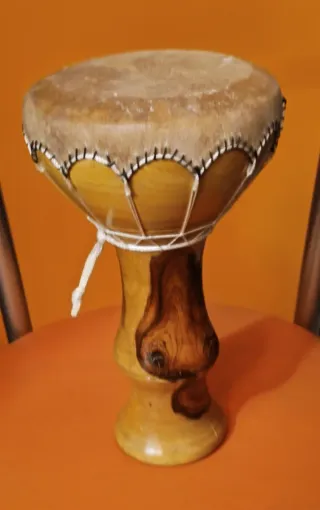 Pequeño tambor decorativo de madera