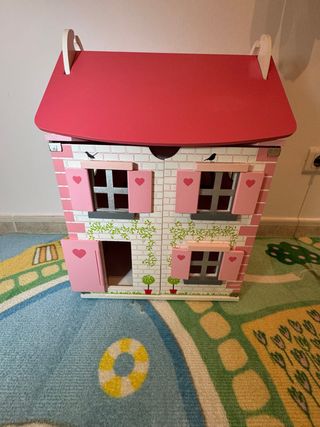 Casa de muñecas de madera