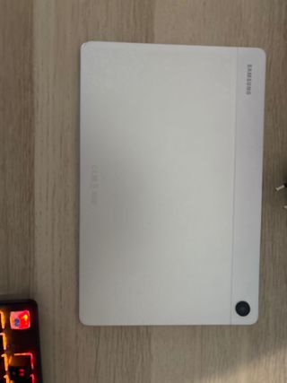 Samsung Galaxy Tab A9+ Blanca un pequeño boyo