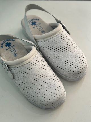 Zuecos sanitarios de piel D'kel talla 38