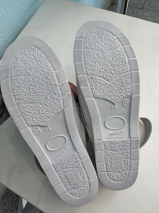 Zuecos sanitarios de piel D'kel talla 38