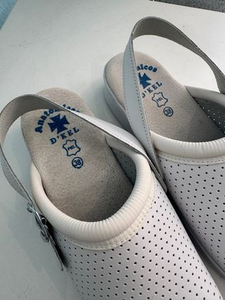 Zuecos sanitarios de piel D'kel talla 38