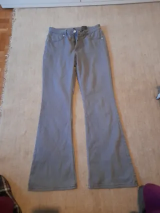Pantalón vaquero gris acampanado