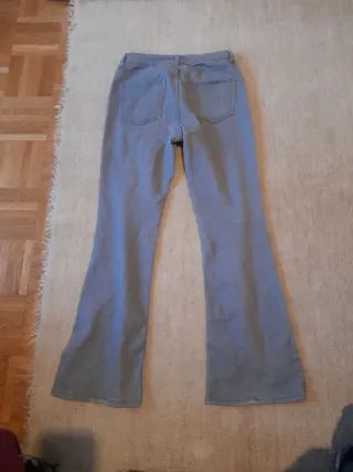 Pantalón vaquero gris acampanado