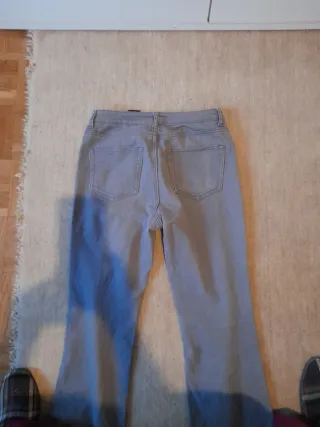 Pantalón vaquero gris acampanado
