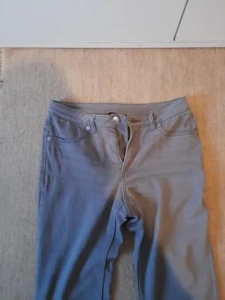 Pantalón vaquero gris acampanado