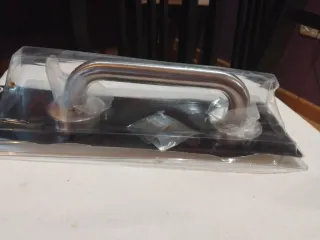 Agarrador de puerta plateado