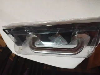 Agarrador de puerta plateado