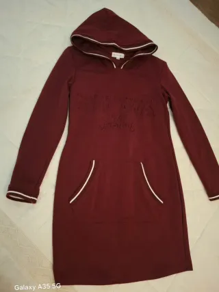 Vestido de manga larga con capucha.