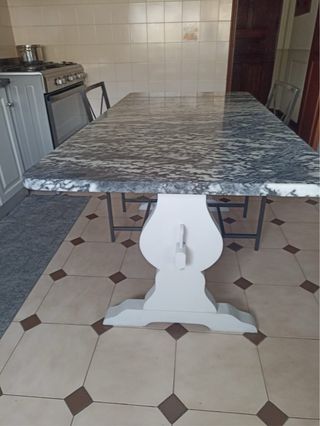 Mesa de mármore com base de madeira