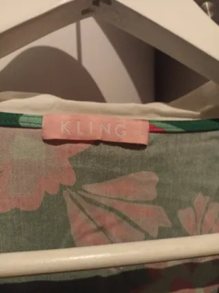 Vestido verde con estampado floral rosa