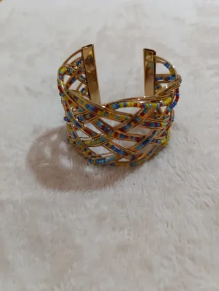Pulsera dorada con cuentas multicolor