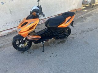 Yamaha Aerox Scooter Naranja/Negro