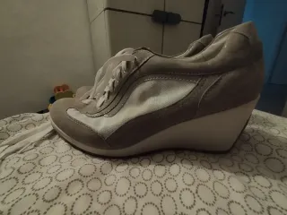 Zapatillas Beige y Blancas