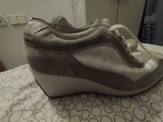 Zapatillas Beige y Blancas