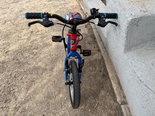 Bicicleta niño 14” roja y azul.