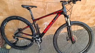 Bicicleta Giant  XTC de Montaña Negra y Roja