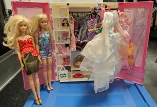 Armario Barbie con accesorios