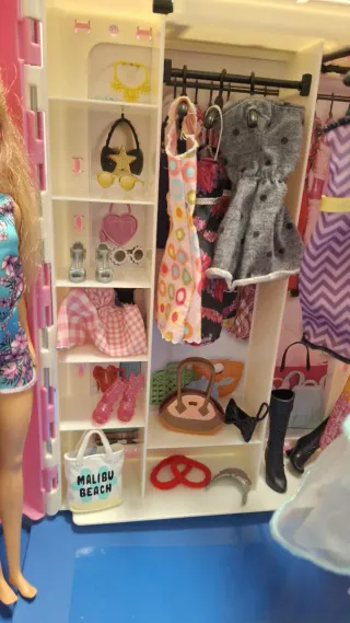 Armario Barbie con accesorios